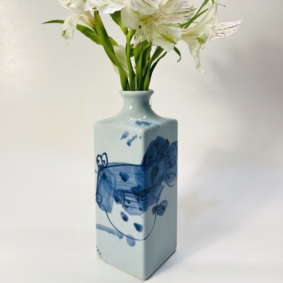 Adorable Vintage Signed Made in Japan Blue/White Hand-painted Fish Vase - Picture 2 of 8